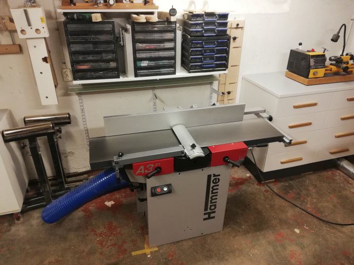 En välordnad snickarverkstad med nyinstallerad hyvel från Hammer.