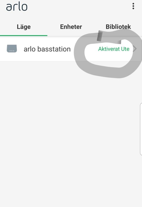 Skärmdump av gränssnitt där en 'Arlo basstation' är markerad som 'Aktiverat Ute'.