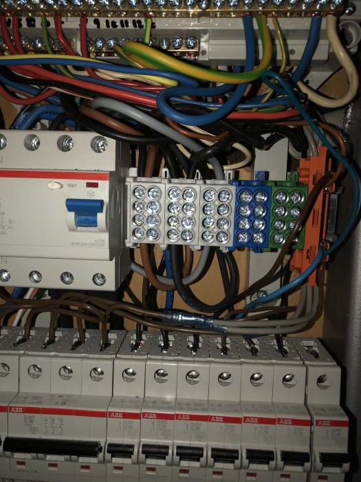 Elcentral full med kablar och säkringar, nyligen installerad i trångt utrymme.