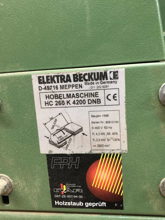 Typskylt på en Elektra Beckum HC 260 K 4200 DNB rikt och planhyvel från 1998, tillverkad i Tyskland.