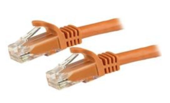 Två orange nätverkskablar med RJ45-kontakter, en med skydd över klämmekanismen.