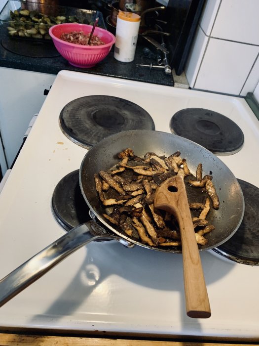 Ny de Buyer stålpanna med bränd-in patina används för tillagning av älgköttbullar på spis.