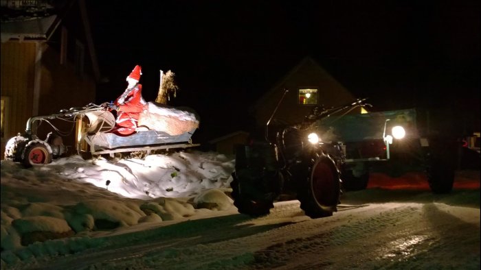 IRUS tvåhjulstraktor med tomten som förare i snötäckt landskap, ersätter renar, belyst nattetid.