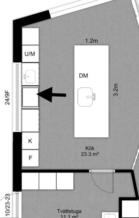 Planritning av ett kök med pilmärkning bredvid en bänk nära fönstret.