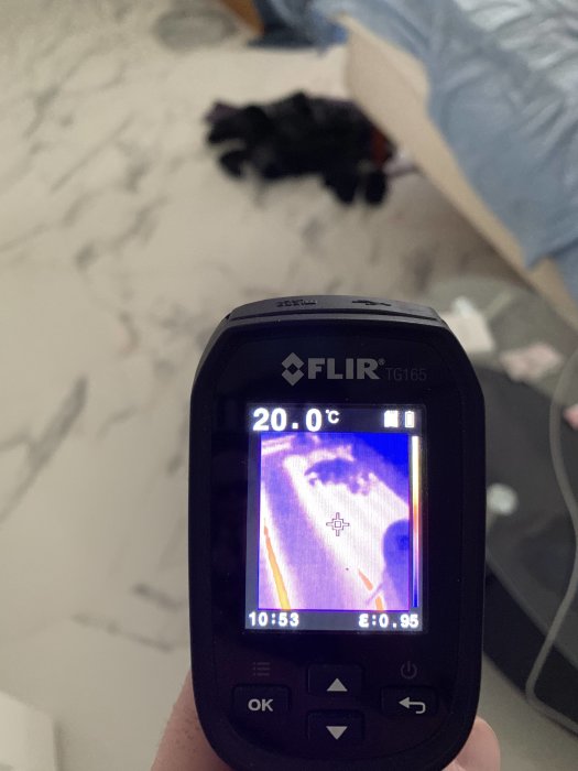 Värmekamerabild från en FLIR TG165 visar värmefördelning i ett rum, 20 grader Celsius tydligt synligt.