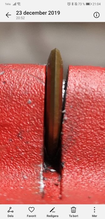 Reparerat handtag på en kakelskärare med ett nytt triss-säte monterat.