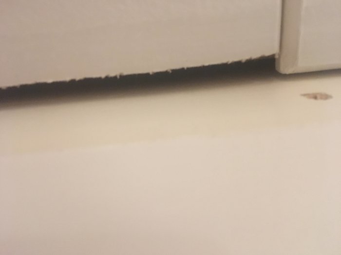 Glipa mellan tak och taklist som behöver spacklas eller täckas på annat sätt.