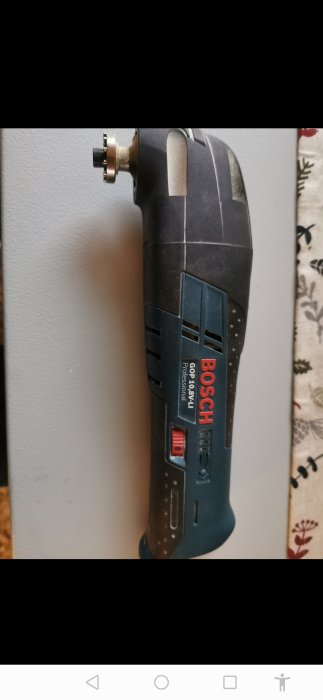 En använd Bosch slagskruvdragare lutar mot en vägg, modell GDR 10,8 V-LI Professional.