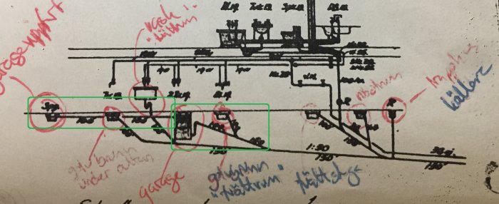 Handannoterad ritning av avloppssystem med markerade avlopp, spygatt och skadad betonggrund.