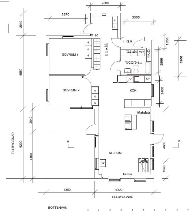 Ritning av bottenplan för ett hem med måttangivelser, nya planerade badrum och tvättutrymmmets layout.