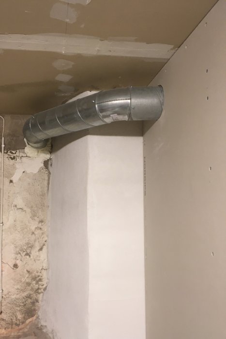 Nyinstallerad ventilationsslang i taket i ett rum under renovering.