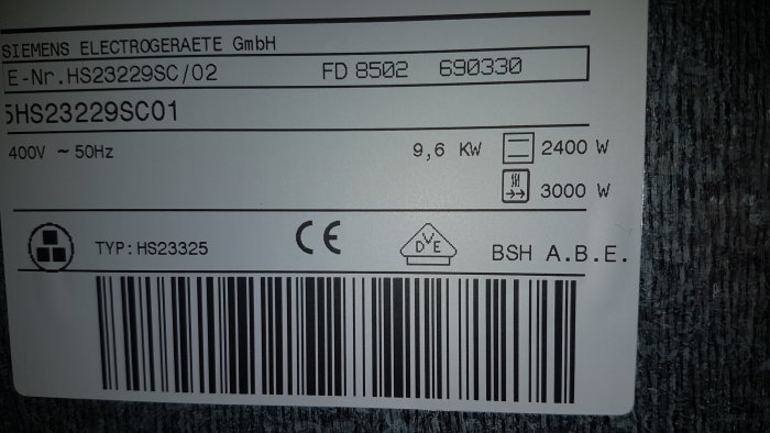 Typskylt på en äldre spis med tekniska specifikationer inklusive 9,6 kW maxeffekt, 2400W och 3000W effektområden.
