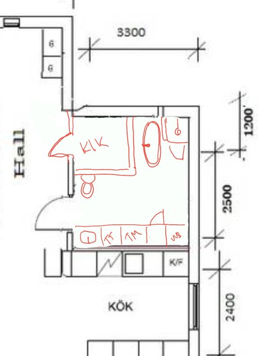 Ritning av en våningsplan med handskrivna förslag för omplanering av toalettutrymme.