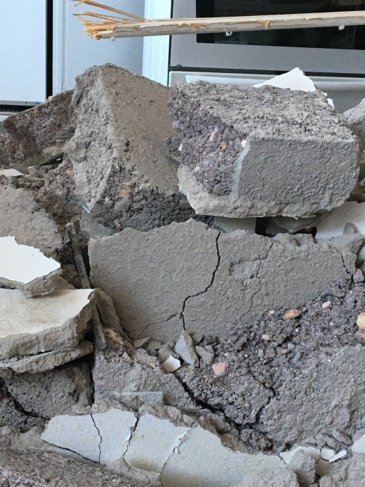 Hög av sönderbruten betong med möjliga tecken på blåbetong från 50-talets flerbostadshus.