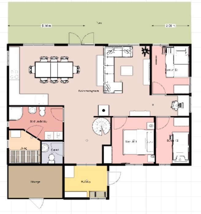 Planritning av en fjällstuga med kök/vardagsrum, sovrum, bad och groventré.