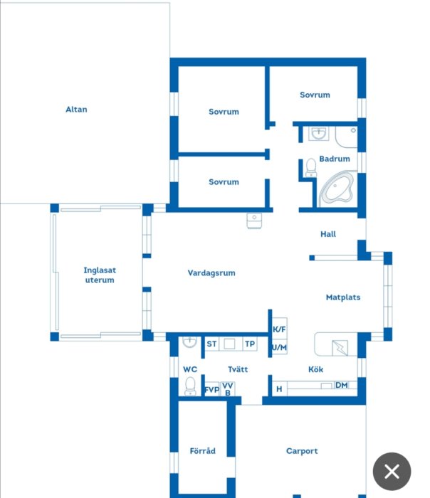 Planritning av en bostad med tre sovrum, badrum, vardagsrum och kök som söker lösning för ytterligare sovrum.