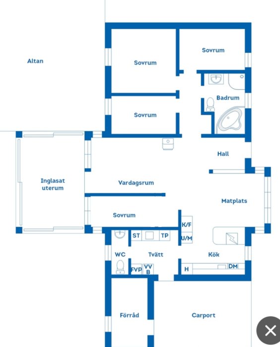 Ritning av en bostadsplan med etiketterade rum inklusive sovrum, vardagsrum, kök och förråd.