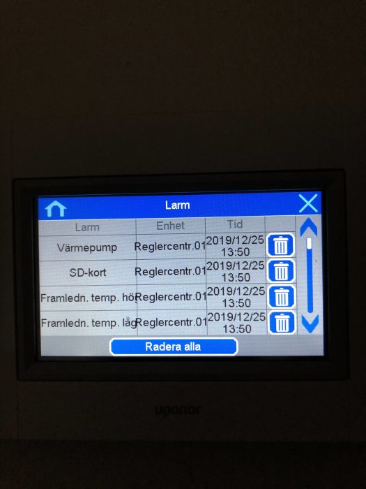 Display på värmesystem som visar en lista med larm för bland annat värmepump och SD-kort.