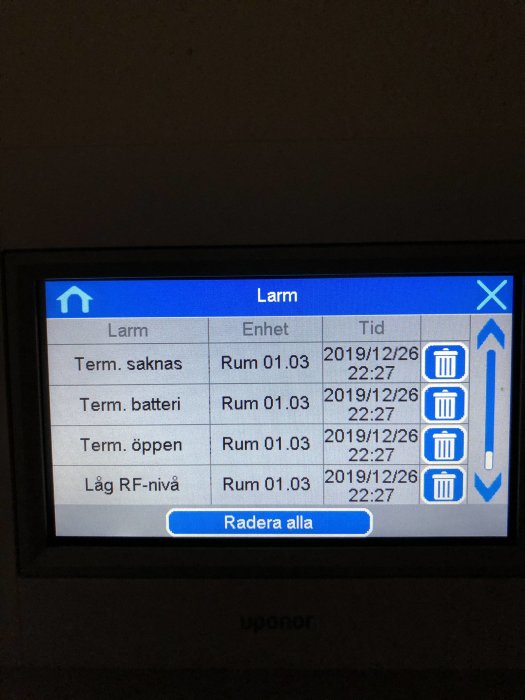 Skärmdump av larmsystem som visar flera alarm för "Rum 01.03" med problem som "Term. saknas", "batteri", "öppen" och "Låg RF-nivå".