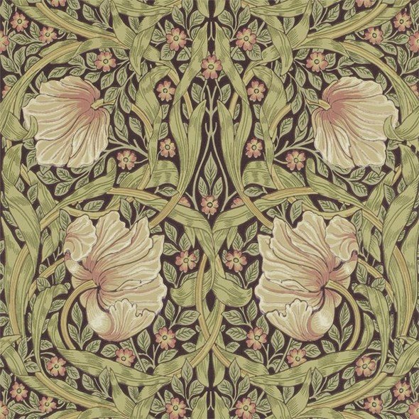 William Morris-stil tapet med mönster av stora blommor och gröna slingrande växter.