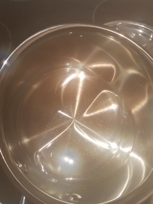 Ny Scanpan-kastrull med synliga fläckar i botten efter kokning.
