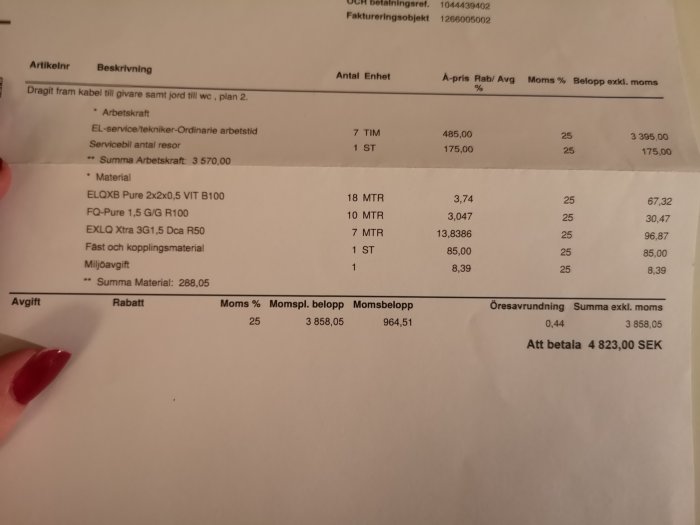 Elräkning med specifikation av arbetstimmar, materialkostnader och miljöavgift, totalt belopp att betala 4823 SEK.