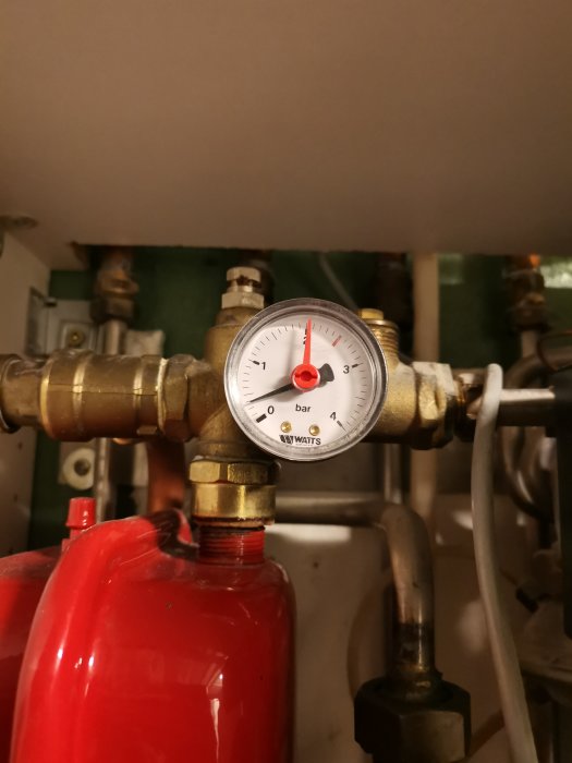 Manometer med lågt tryckvärde på en värmeanläggningsrörinstallation.