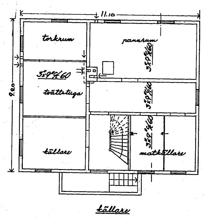 Svartvit ritning av ett hus med 1945 års planlösning inklusive källare och förvaringsutrymmen.