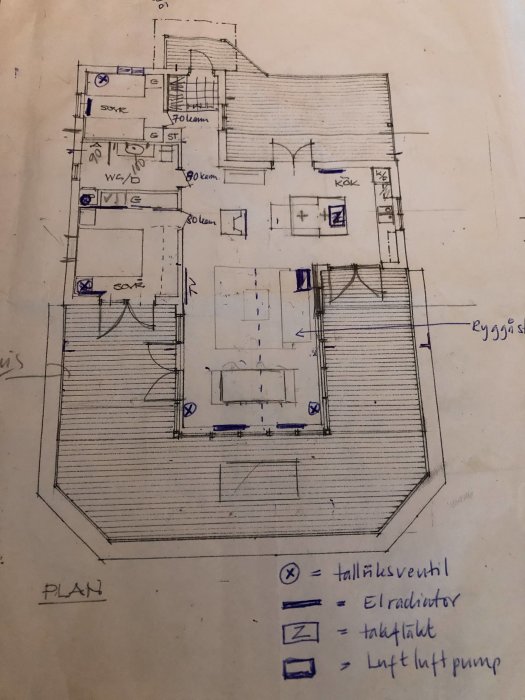 Handritad planritning av ett hus med markerade eluttag och värmeelement.