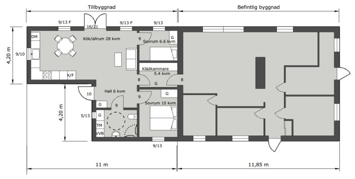 Planritning för utbyggnad av hus med betecknade rum och måttangivelser.