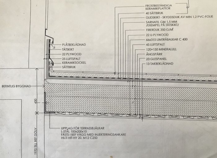 Byggteknisk ritning som visar en sektion av en altankonstruktion med lutning, inklusive material och mått.