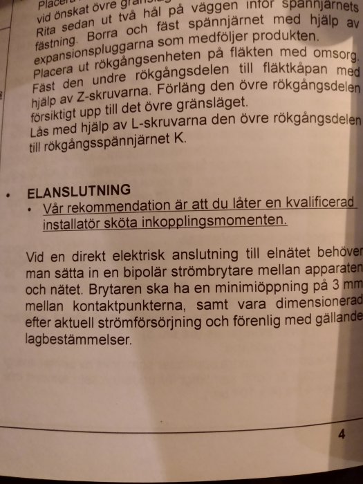 Del av instruktionsbok med text om elanslutning och rekommendationer för elektrisk anslutning till nätet.