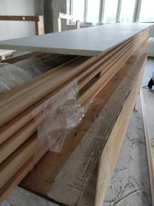 Ommålad vardagsrum och nyinstallerade kökslådor och listen i en renoveringssituation.