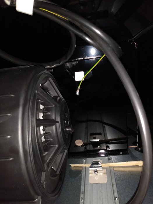 Eluttag med öppen kåpa och synlig jordad nit samt jordkabel som leder till manöverenhet.