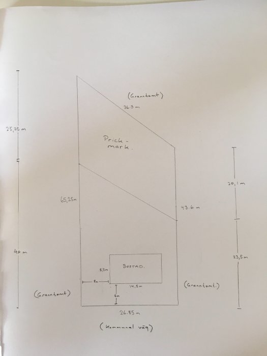 Handritad skiss över en fastighet med måttangivelser, inklusive ett bostadshus och markerad prickmark.