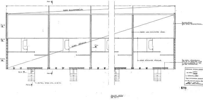 Arkitektritning av ett radhus med markerade väggar i rött som övervägs att tas bort.
