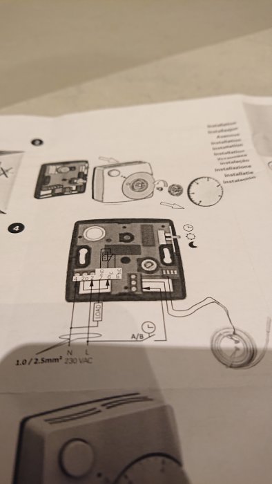 En teknisk illustration av en elinstallation med märkningar och instruktioner.