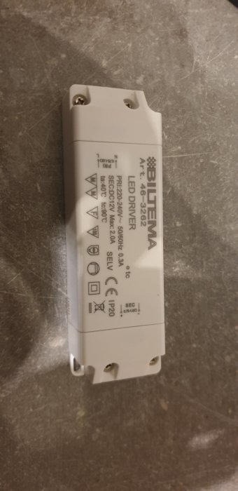 En ny Biltema LED-transformator på ett stengolv, kan ha brunnit ut efter installation av en LED-slinga.