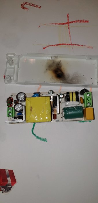 Öppnad transformator med brännmärken visande potentiellt elfel.