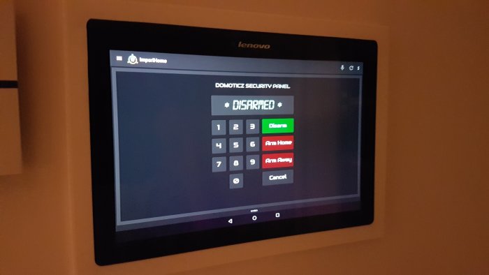 Lenovo pekskärm med säkerhetspanel för hemautomation visar "DISARMED" (avaktiverad).