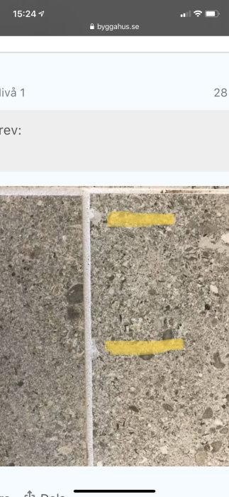 Markeringstejp på betongyta som visar en rät linje för byggprojekt.