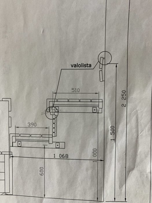 Ritning av ryggstöd med måttangivelser, inklusive plats för LED-list och kanal för ledningar.