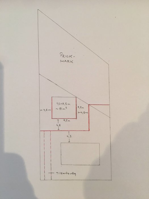 Handritad skiss av en tomtgräns och planlösning med måttangivelser för ett mindre byggprojekt.