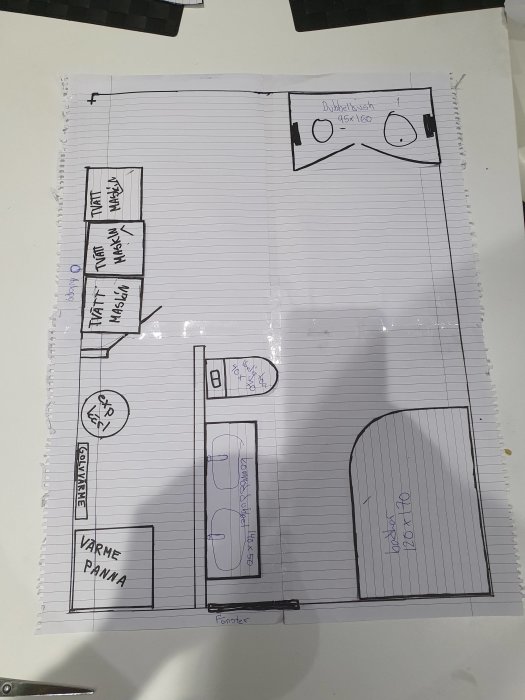 Handritad skiss av badrumsplanering med toalett, handfat, dusch och måttangivelser.