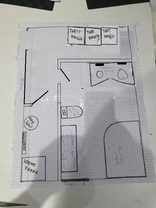 Handritad skiss av badrum med separat tvättavdelning med tre tvättmaskiner och avlastningsbänkskiva.