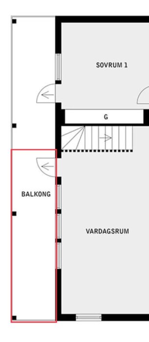 Planritning av suterränghus med rödmarkerad balkong intill vardagsrum för planerad utbyggnad.