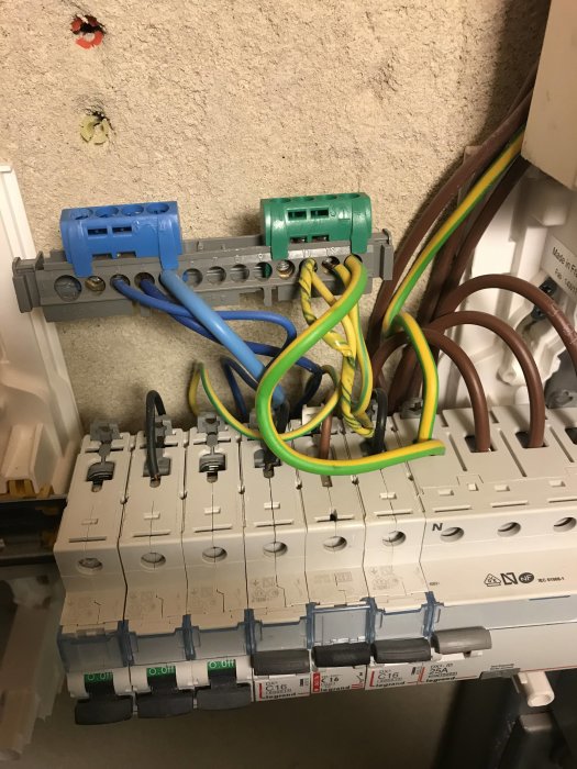 Elskåp med en serie säkringar och kablar, inklusive jord- och nollanförbindelser, inför installation av vitvaror.