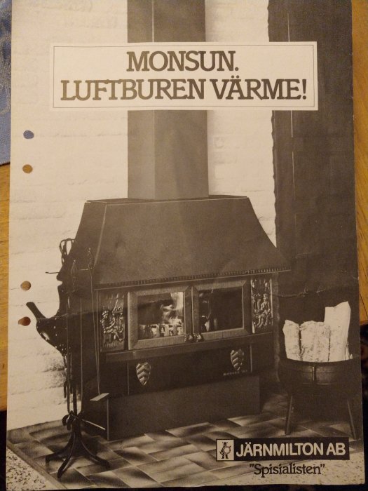 Svartvit bild av en äldre reklambroschyr med texten "MONSUN. LUFTBUREN VÄRME!" visande en vedkamin, daterad 1981.
