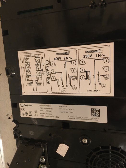 Elspis med öppen anslutningspanel och elschema för 230V och 400V kopplingar.