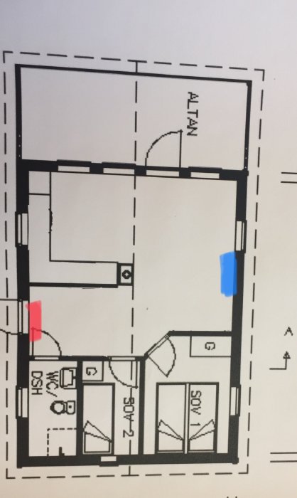 Planlösning av stuga med röd markering i hallen och blå i vardagsrummet för positionering av luftvärmepump.